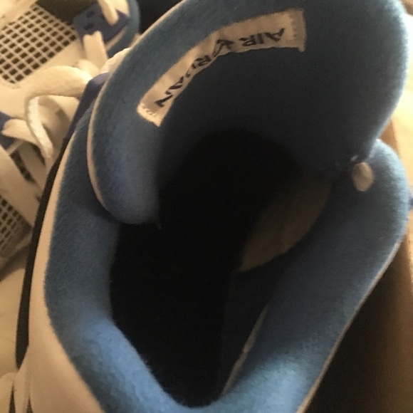 Jordan 4s size 4 - Picture 4 of 6